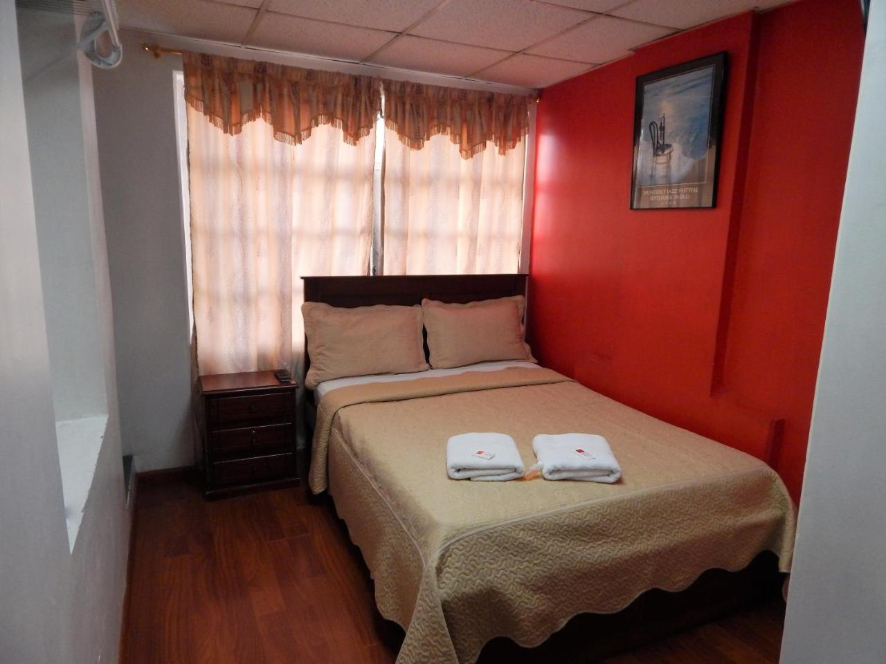 Hostal Imperial Quito Exterior photo